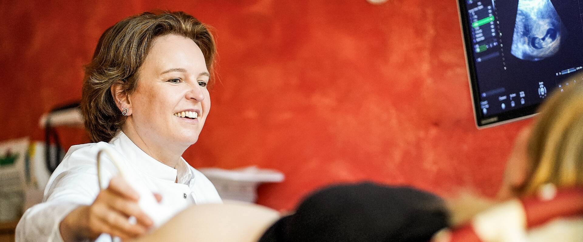Frau mit Locken sitzend im Wartezimmer