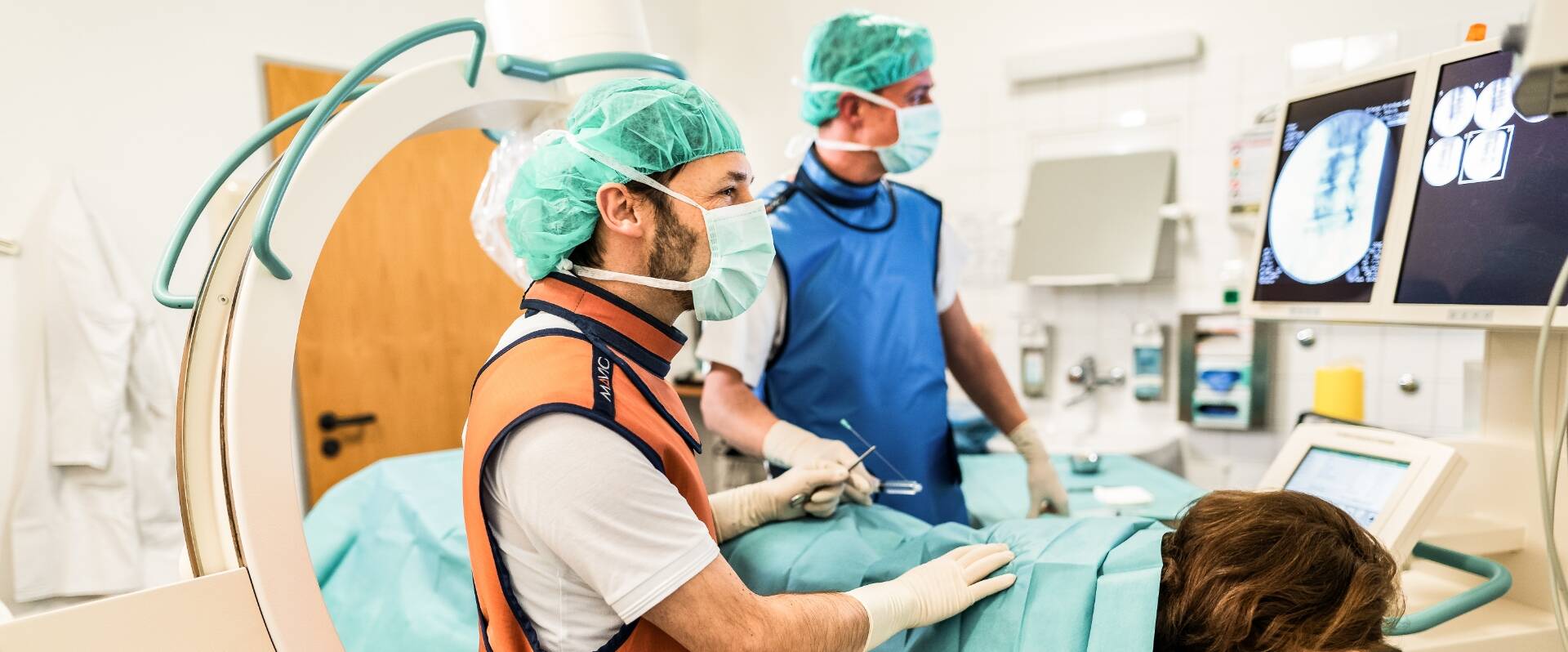 Zwei Ärzte bei der Behandlung eines Patienten