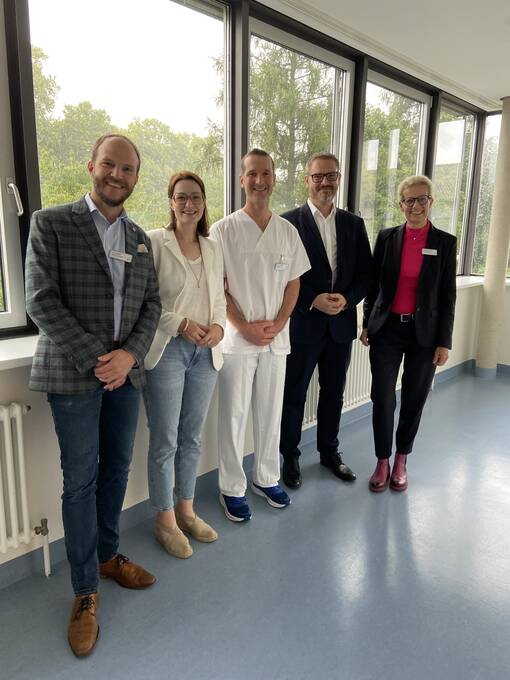 Gruppenbild: (v.l.n.r.): Personaldirektor Constantin Schmidt, stellvertretende Personaldirektorin Melanie Angielsky, Personaloberarzt Dr. Marcel Frick, Chefarzt Prof. Dr. Diehl und Vorstandsvorsitzende Claudia Bauer-Rabe 