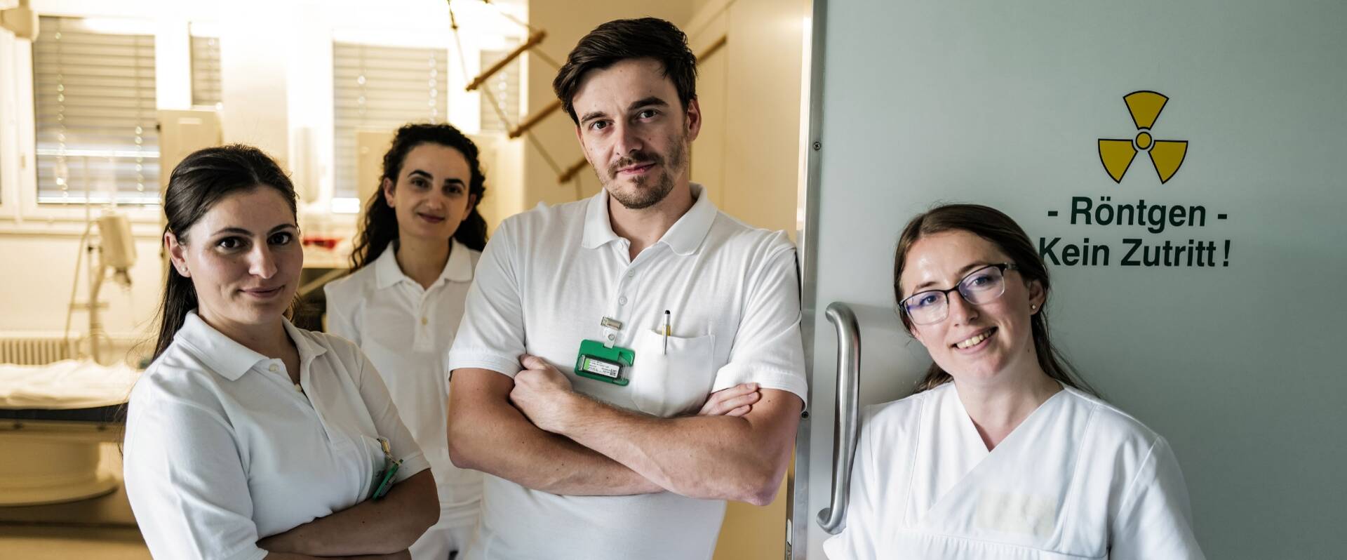 Medizinische Angestellte posieren zusammen