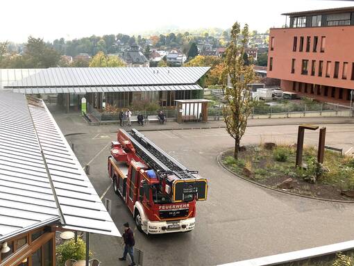 Szenisches Bild: Ein Löschzug der Feuerwehr 