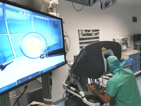 Ein Teilnehmer des Operationskurses übt die roboter-assistierte Chirurgie am DaVinci-Operationssystem.
