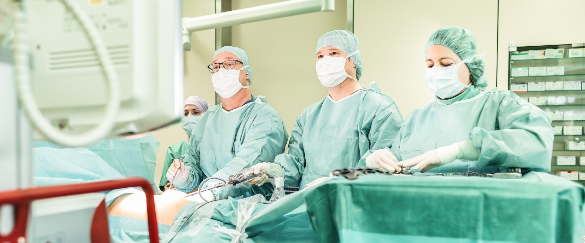Medizinisches Personal steht bereit im Operationssaal