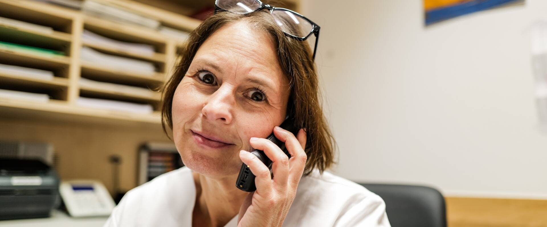 Medizinisches Personal nimmt Telefonat entgegen