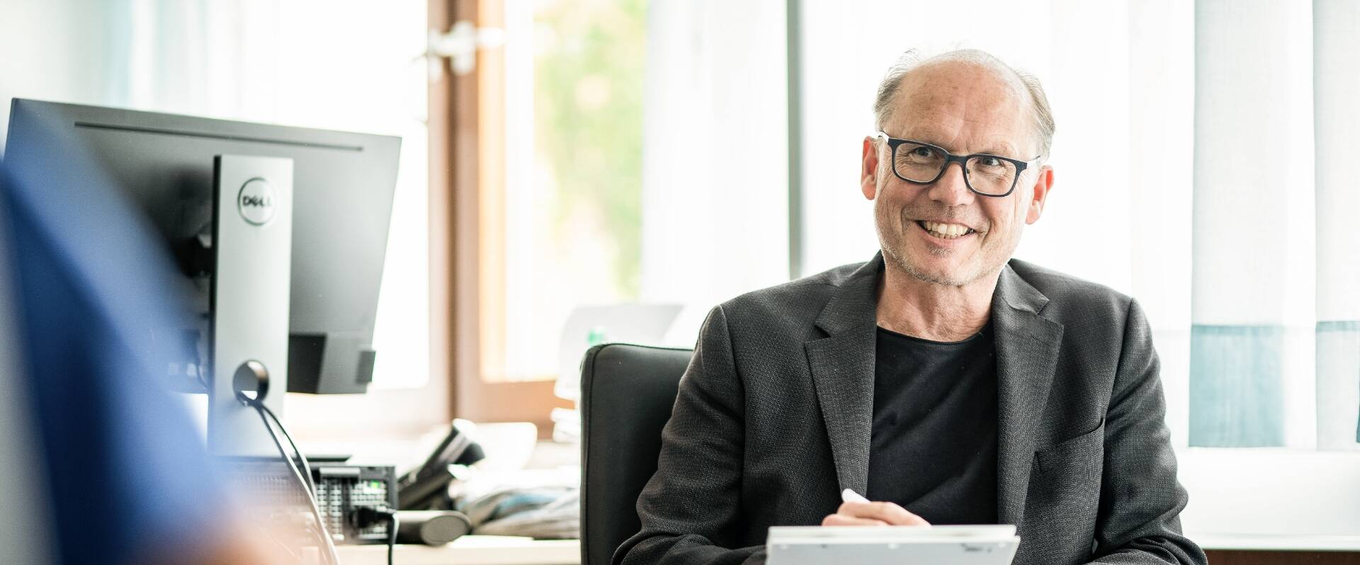 Glücklicher Patient im Büro