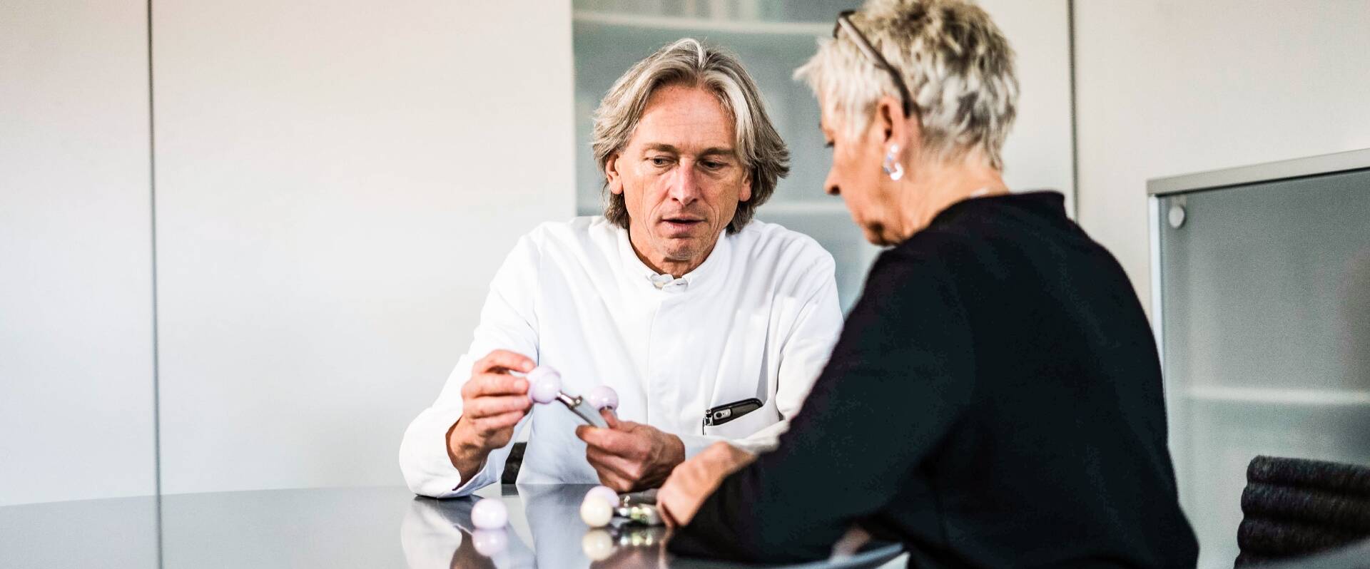 Medizinisches Personal mit Patient in der Reha