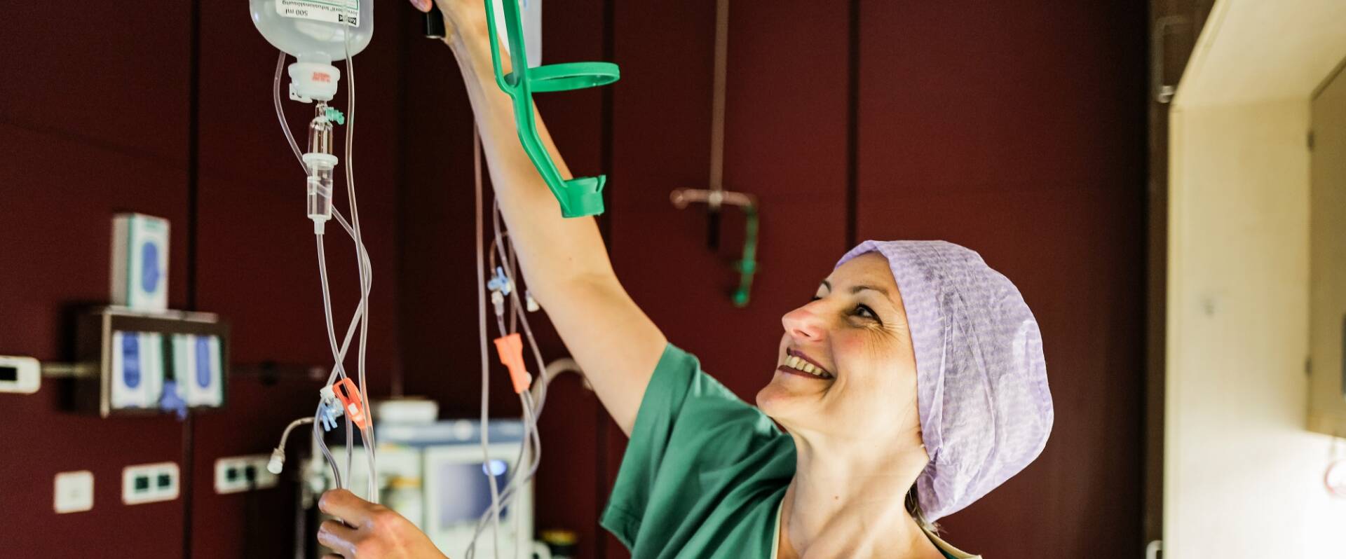 Medizinisches Persn hat Spaß bei der Arbeit