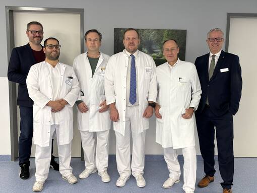Gruppenfoto: (v.l.) Chefarzt Professor Dr. Philipp Diehl, Oberarzt Motasem Alghrouz, Oberarzt Dr. Dominik M&uuml;ller-Arnecke, Sektionsleiter Philipp Thrull, Chefarzt Professor Dr. Uwe Pohlen und Medizinischer Vorstand Dr. Peter Kraemer