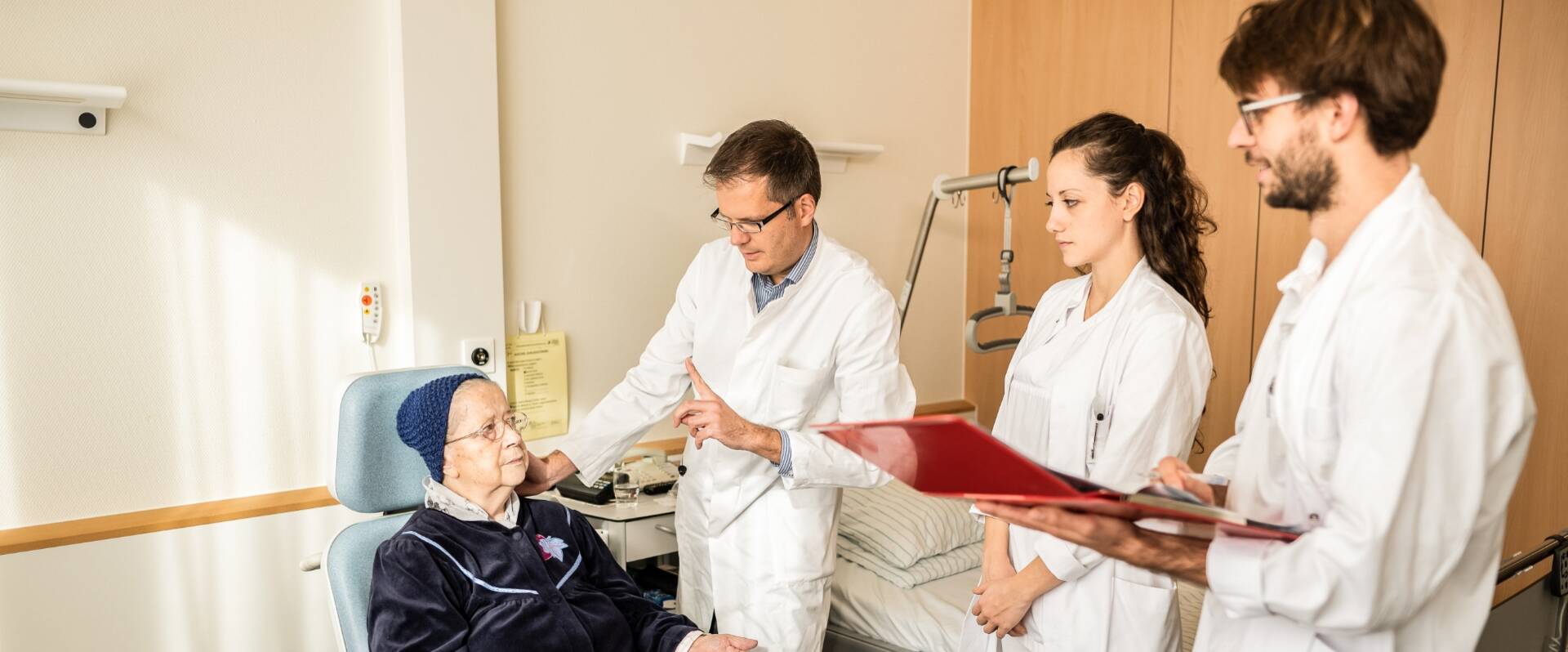 Medizinisches Personal im Zimmer eines Patienten