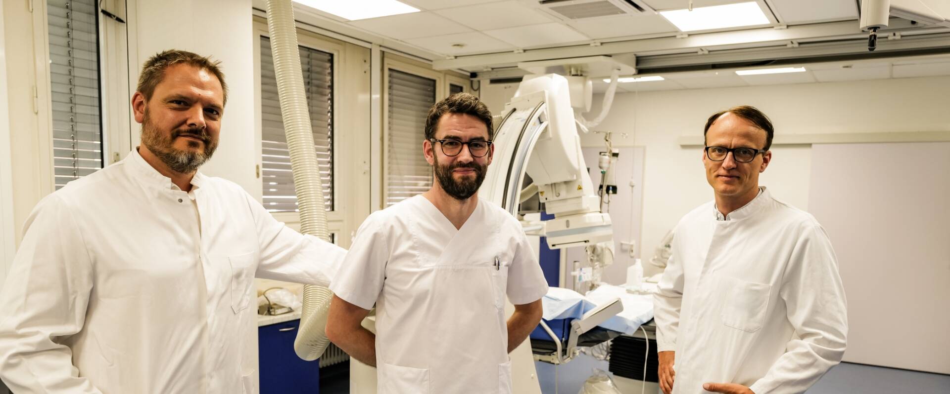 Drei Ärzte im Besprechungsraum