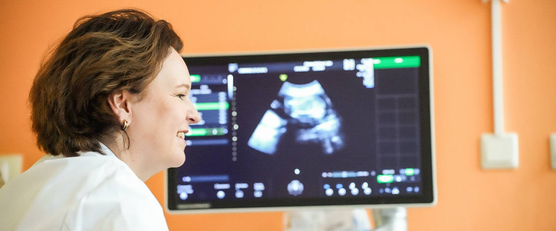 Gynäkologin vor einem Ultraschall-Monitor