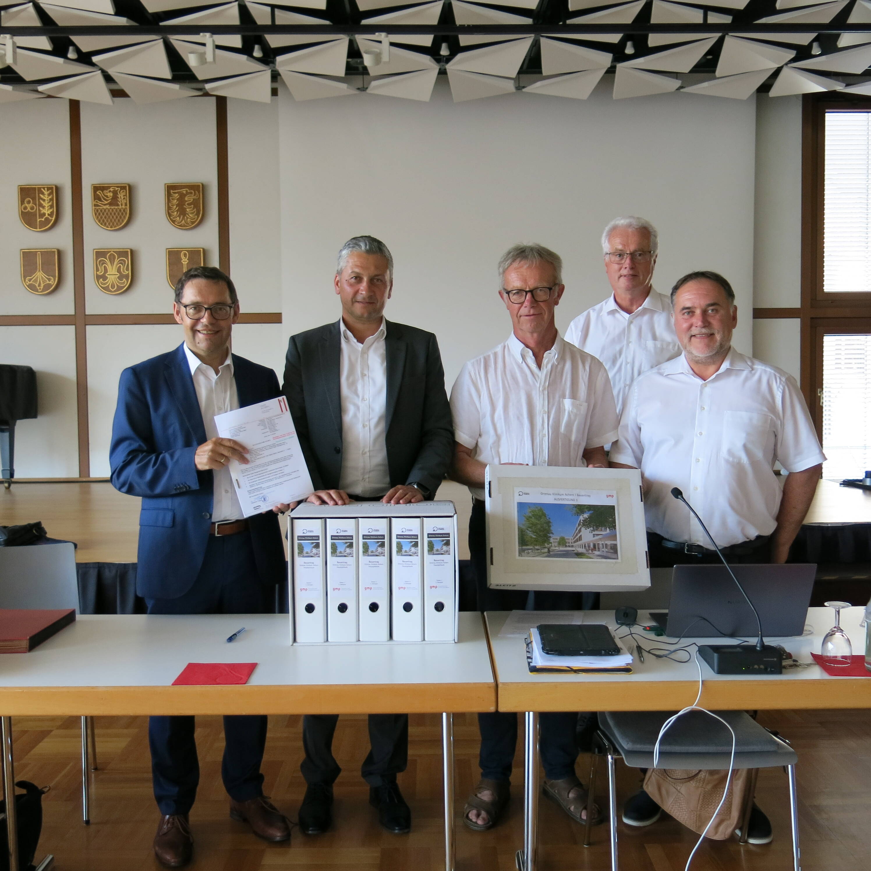 Freuen sich &uuml;ber die Baugenehmigung f&uuml;r den Klinikneubau in Achern: (v.l.n.r.) Oberb&uuml;rgermeister Klaus Muttach, Vorstandsvorsitzender Christian Keller, Heinrich Genter, Fachgebiet Baurecht, B&uuml;rgermeister Dietmar Stiefel und Michael Gegg-Seidler, Leiter Fachgebiet Baurecht.