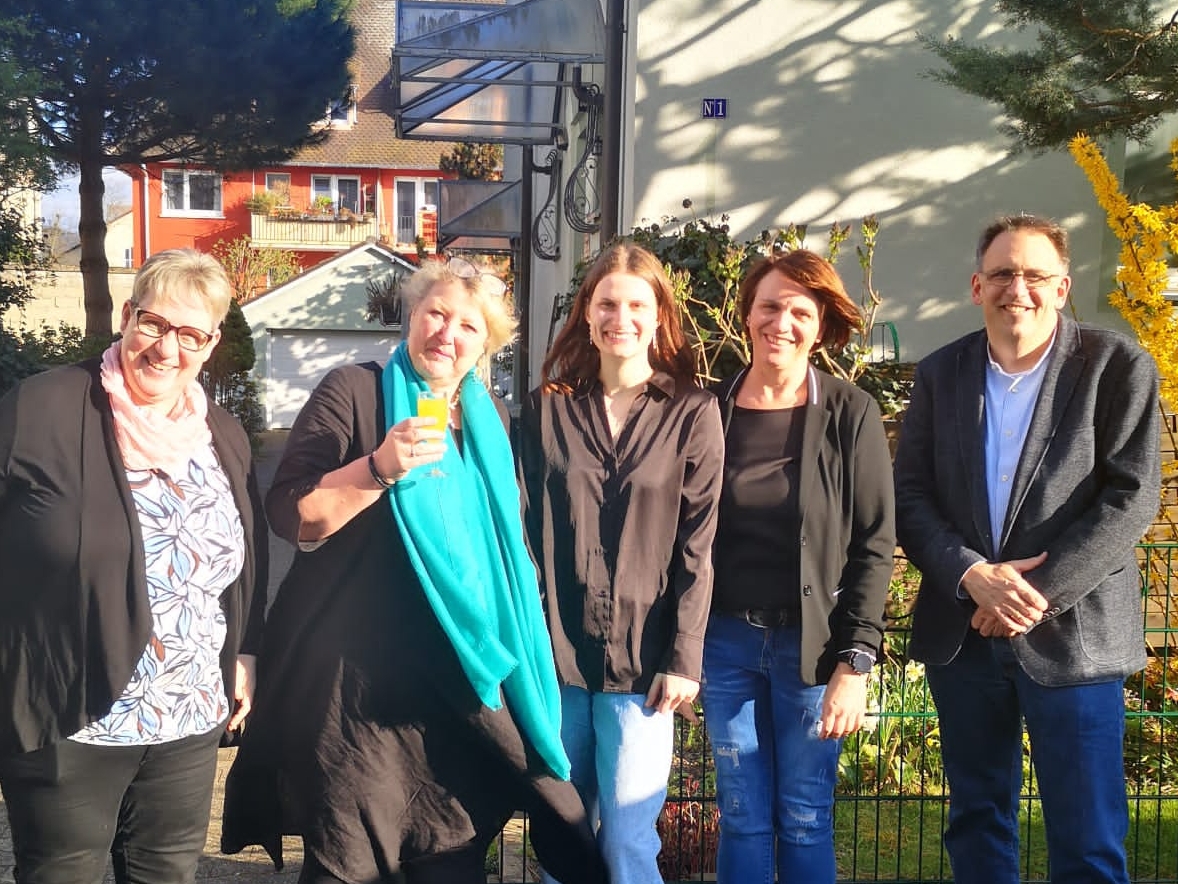 Freuen sich über den erfolgreichen Abschluss des Staatsexamens in Freiburg: (v.l.) Susanne Müller, Bereichsleitung Radiologie am Ortenau Klinikum Lahr, Ulrike Dreller, ehemalige Bereichsleitung Radiologie und Praxisanleiterin, Absolventin Julia Kiefer, Melanie Schneider, stv. Bereichsleitung Radio-Onkologie und Praxisanleiterin am Ortenau Klinikum Offenburg-Kehl, sowie Professor Dr. Felix Momm, Chefarzt der Radio-Onkologie am Ortenau Klinikum Offenburg-Kehl.