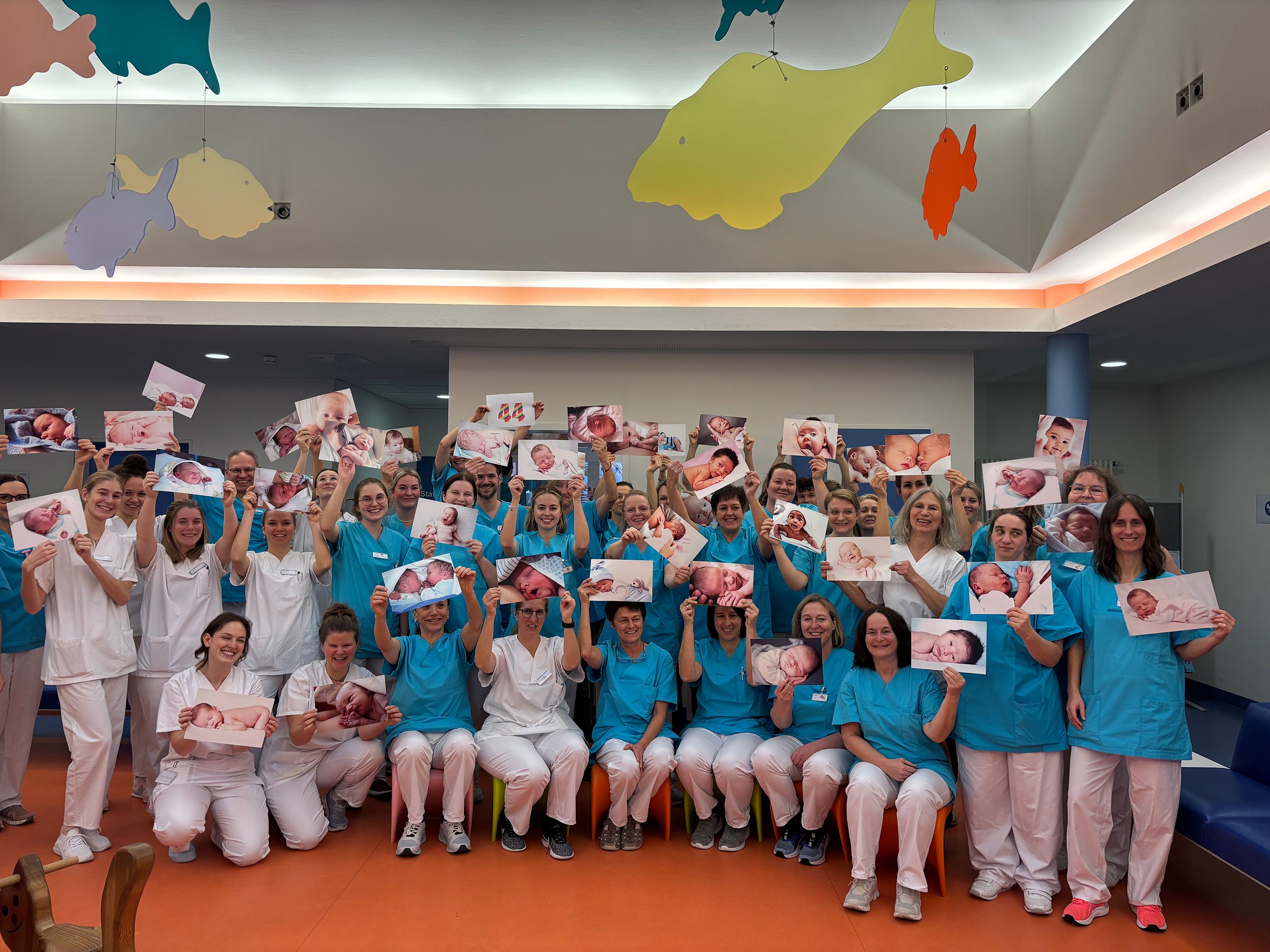 Team der Intensivstation mit 44 Babybildern.