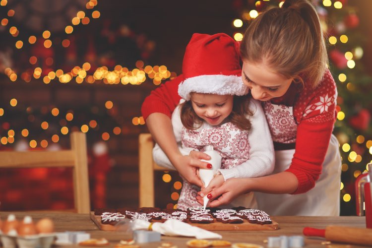 Abbildung: Grusskarten Weihnachten - Mutter hilft kleiner Tochter mit Spritzbeutel